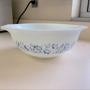 Vintage Pyrex mixing bowl